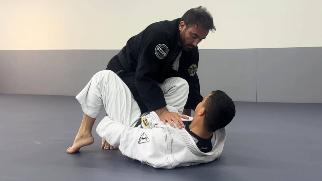 Tipos de Guarda no Jiu Jitsu: Guia Completo dos 16 Estilos Praticantes demonstrando um dos tipos de guarda no Jiu Jitsu durante treino