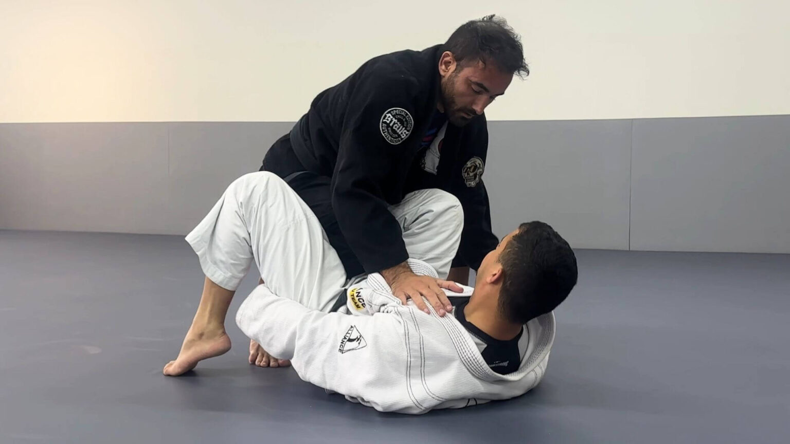 Atleta jogando guarda no Jiu Jitsu: os tipos de guarda explicados