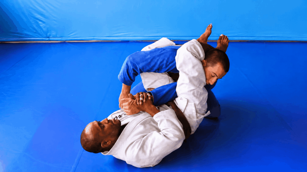 Armlock da Guarda Fechada: O Guia Completo Pra Você Finalizar Armlock da guarda fechada sendo aplicado no Jiu Jitsu com a quebra de postura e fuga de quadril