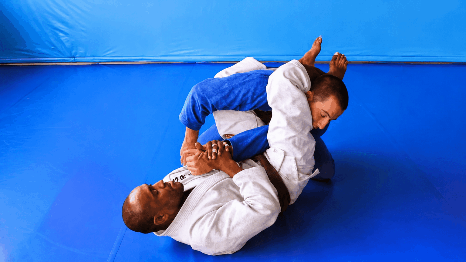 Armlock da Guarda Fechada: O Guia Completo Pra Você Finalizar Armlock da guarda fechada sendo aplicado no Jiu Jitsu com a quebra de postura e fuga de quadril