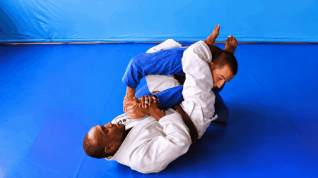 Armlock da guarda fechada sendo aplicado no Jiu Jitsu com a quebra de postura e fuga de quadril