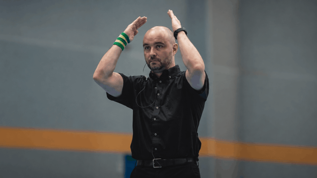 Pontuação no Jiu Jitsu árbitro sinalizando pontos em competição