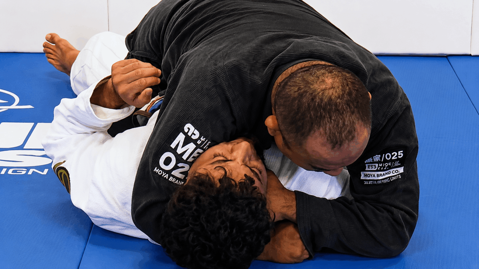 Golpe Ezequiel no Jiu Jitsu: origem, história e como aplicar Golpe Ezequiel no Jiu Jitsu sendo aplicado da guarda fechada