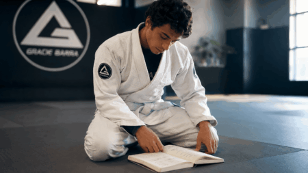 Manual completo para faixa branca de Jiu Jitsu com técnicas básicas de rolamentos, quedas, passagens e finalizações