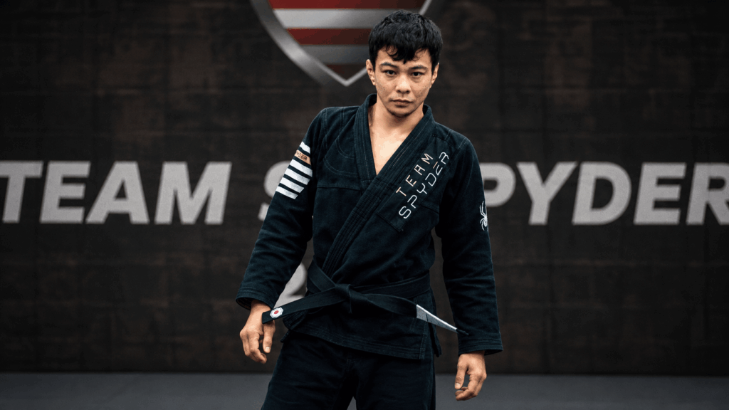 Paulo Miyao Jiu Jitsu faixa preta de Cicero Costha em postura de combate