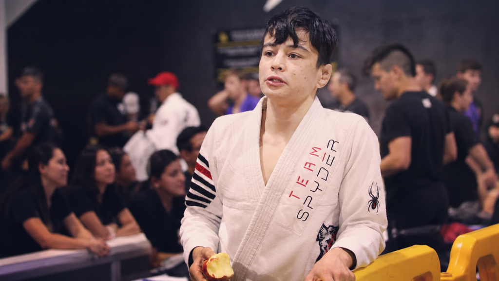 João Miyao Jiu Jitsu faixa preta de Cicero Costha em pose de atleta