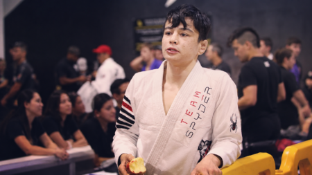 João Miyao Jiu Jitsu faixa preta de Cicero Costha em pose de atleta