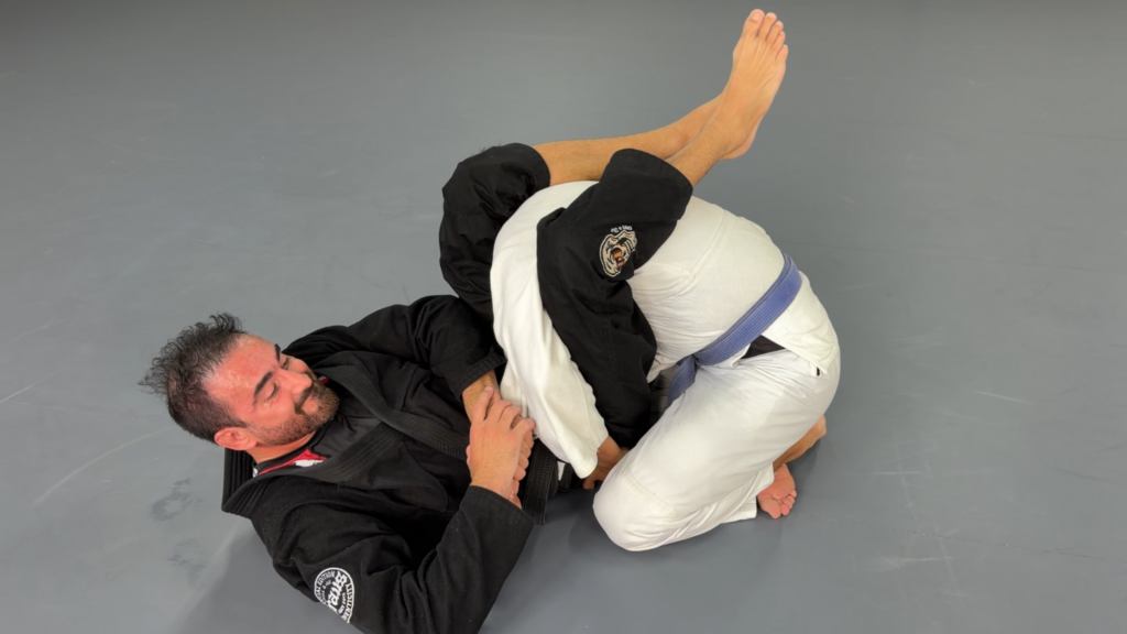 Armlock da guarda fechada no Jiu Jitsu, passo a passo com duas variações