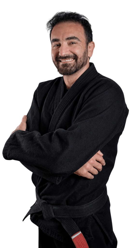 Jaime C. da Luz Jr de kimono preto, braços cruzados