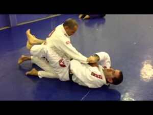 Jiu Jitsu Raspagem com a perna cruzada embaixo da axila